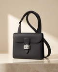 Le Messager, sac homme en cuir de vachette pleine fleur, coloris Noir, fermoir à verrou argenté et bandoulière