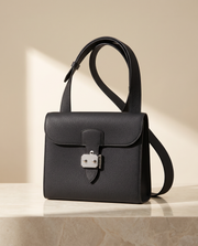 Le Messager, sac homme en cuir de vachette pleine fleur, coloris Noir, fermoir à verrou argenté et bandoulière