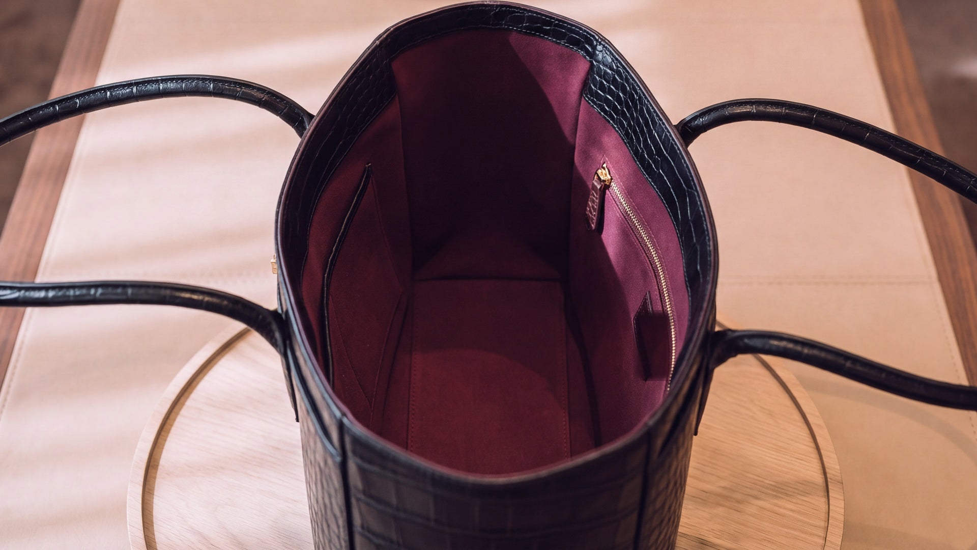 Le Prestigieux open, burgundy lining and zipped pocket